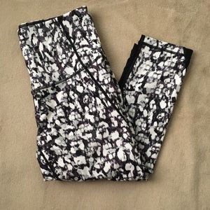 Zella Leggings Black white print size M Crop